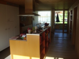 Wohnzimmer mit Küche und Essecke